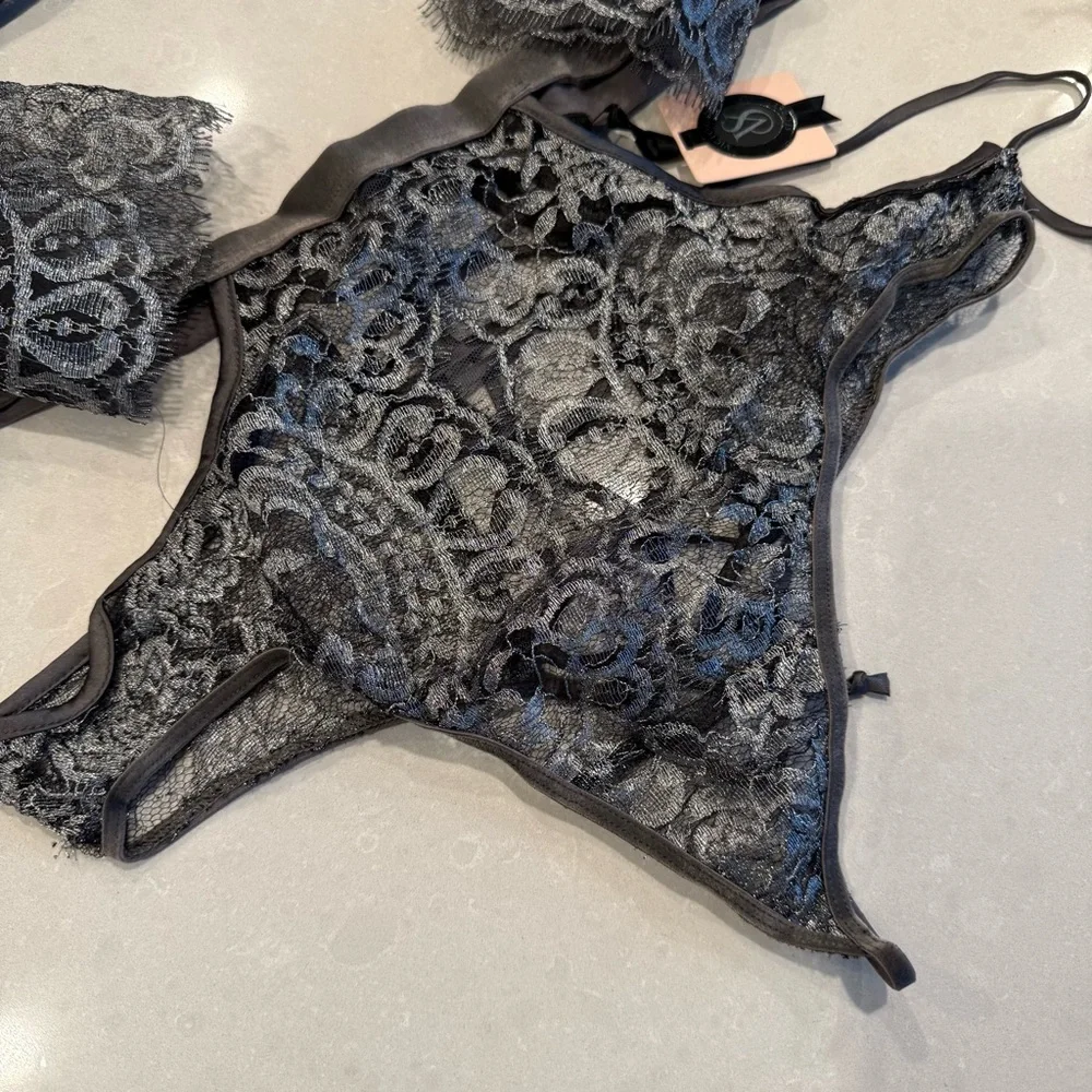 Victoria's Secret Designer Swarovski Crystal Fashion Show 2016 Lace Lingerie Set - Picture 15 of 16